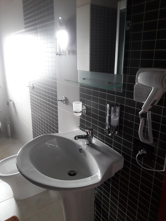 Hotel Vila Mano Корча Екстер'єр фото